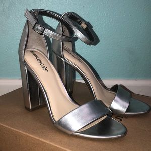 Francesca’s size 6, 4 inch silver high heel
